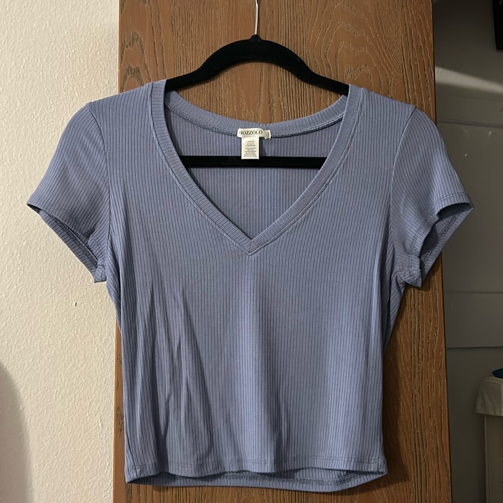 Blue cropped & ribbed v-neck tee